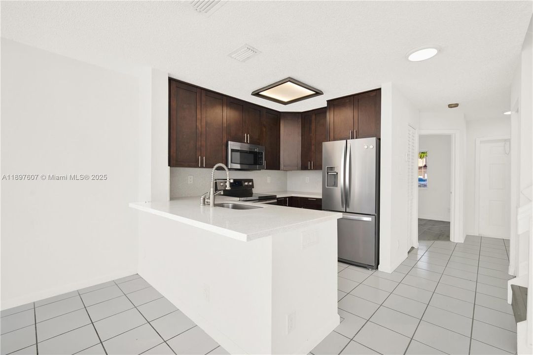 Activo con contrato: $2,600 (4 camas, 3 baños, 1386 Pies cuadrados)