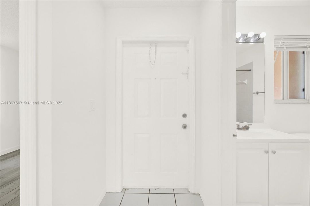 Activo con contrato: $2,600 (4 camas, 3 baños, 1386 Pies cuadrados)