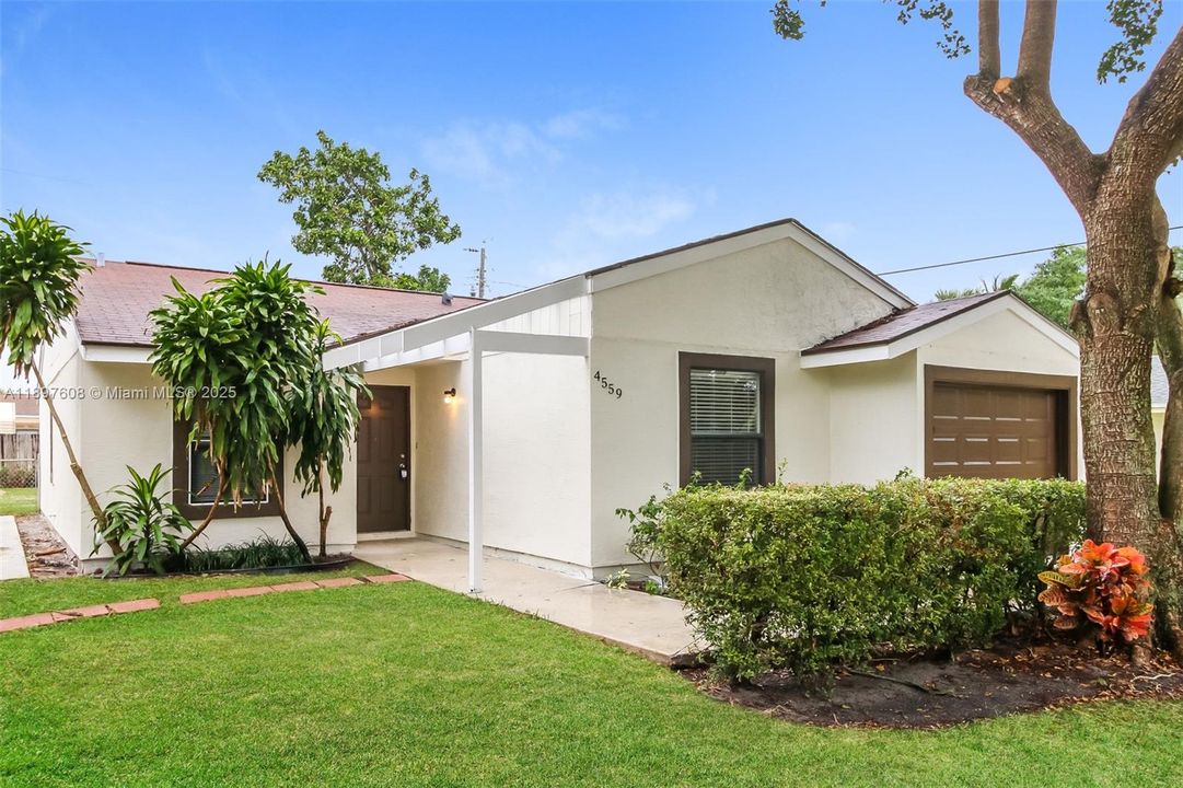 Active With Contract: $2,460 (3 beds, 2 baths, 1222 Square Feet)