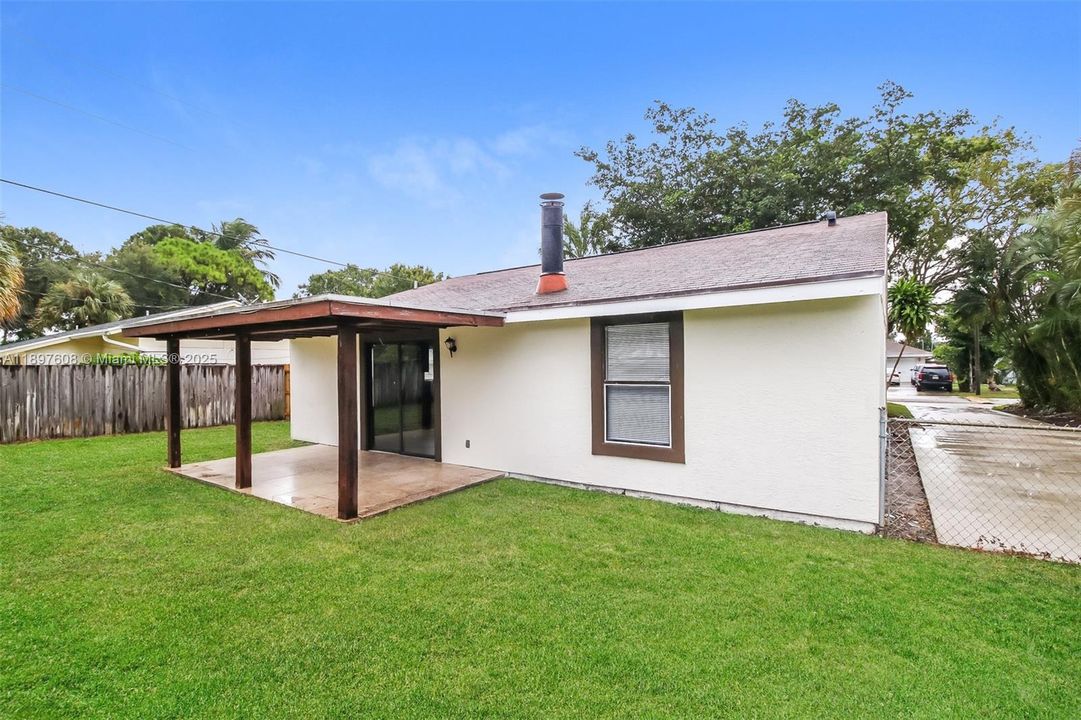 Active With Contract: $2,460 (3 beds, 2 baths, 1222 Square Feet)