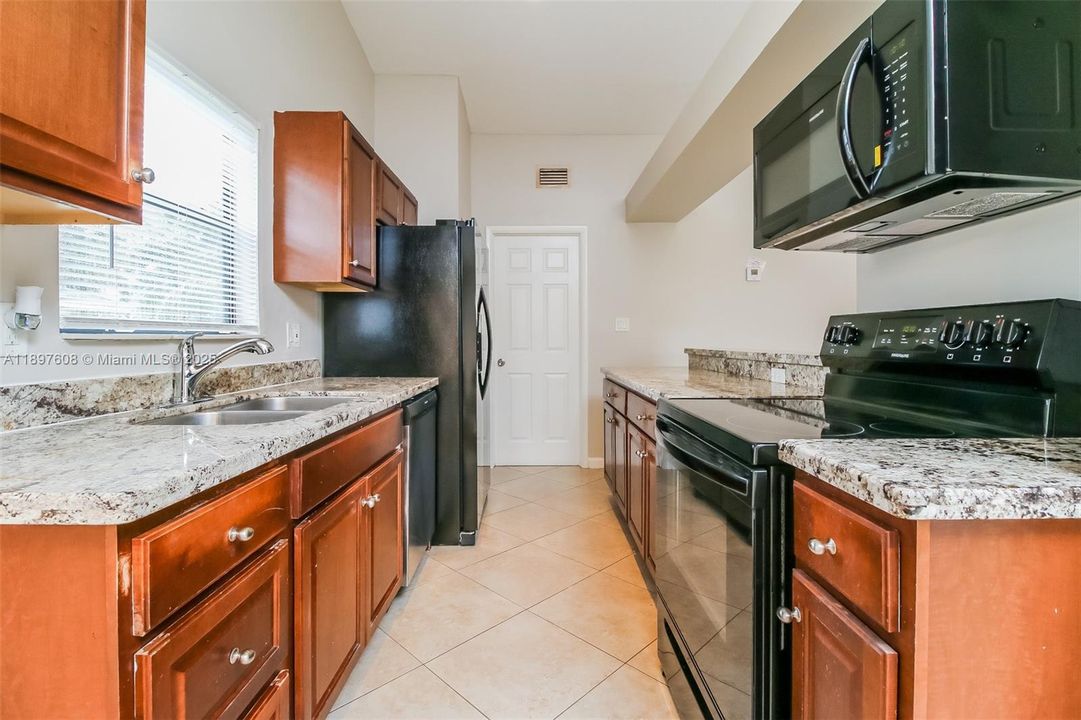 Active With Contract: $2,460 (3 beds, 2 baths, 1222 Square Feet)