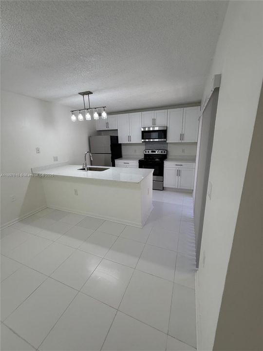 Active With Contract: $2,300 (2 beds, 2 baths, 1288 Square Feet)