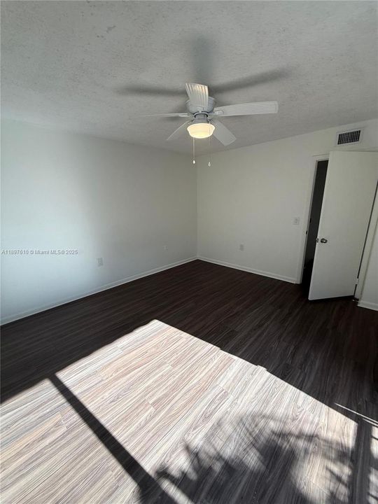 Active With Contract: $2,300 (2 beds, 2 baths, 1288 Square Feet)