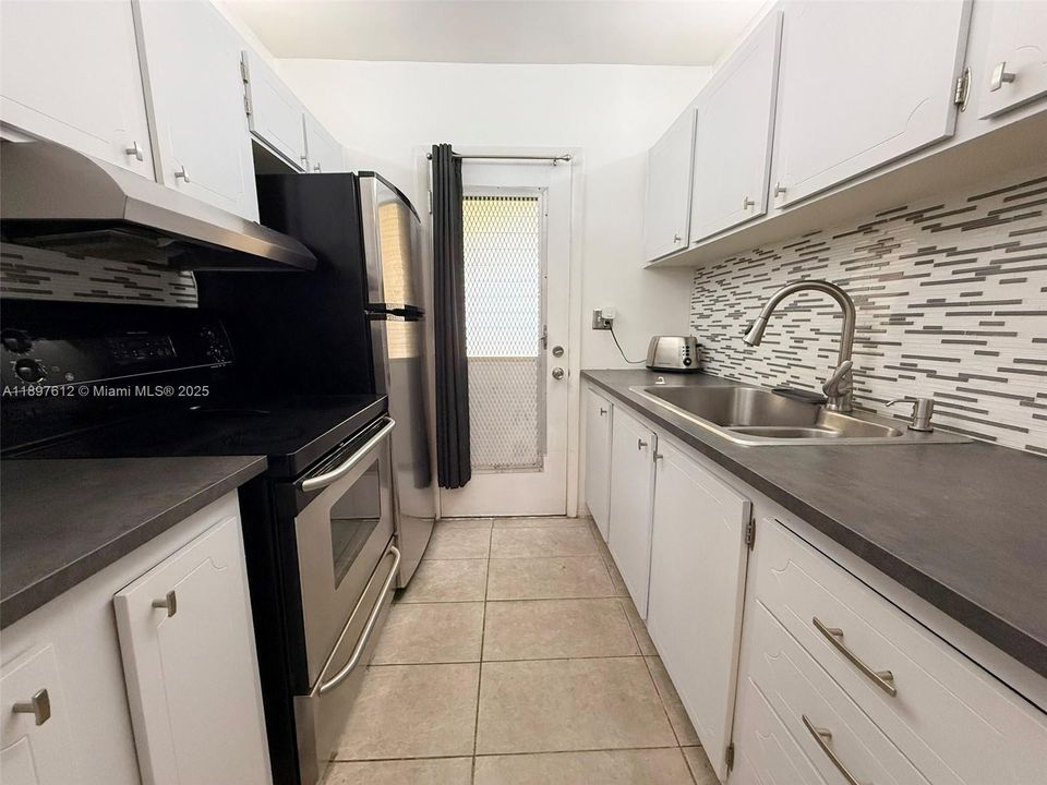 For Sale: $79,500 (1 beds, 1 baths, 688 Square Feet)