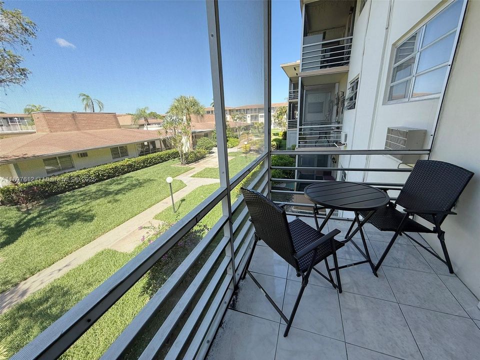 For Sale: $79,500 (1 beds, 1 baths, 688 Square Feet)