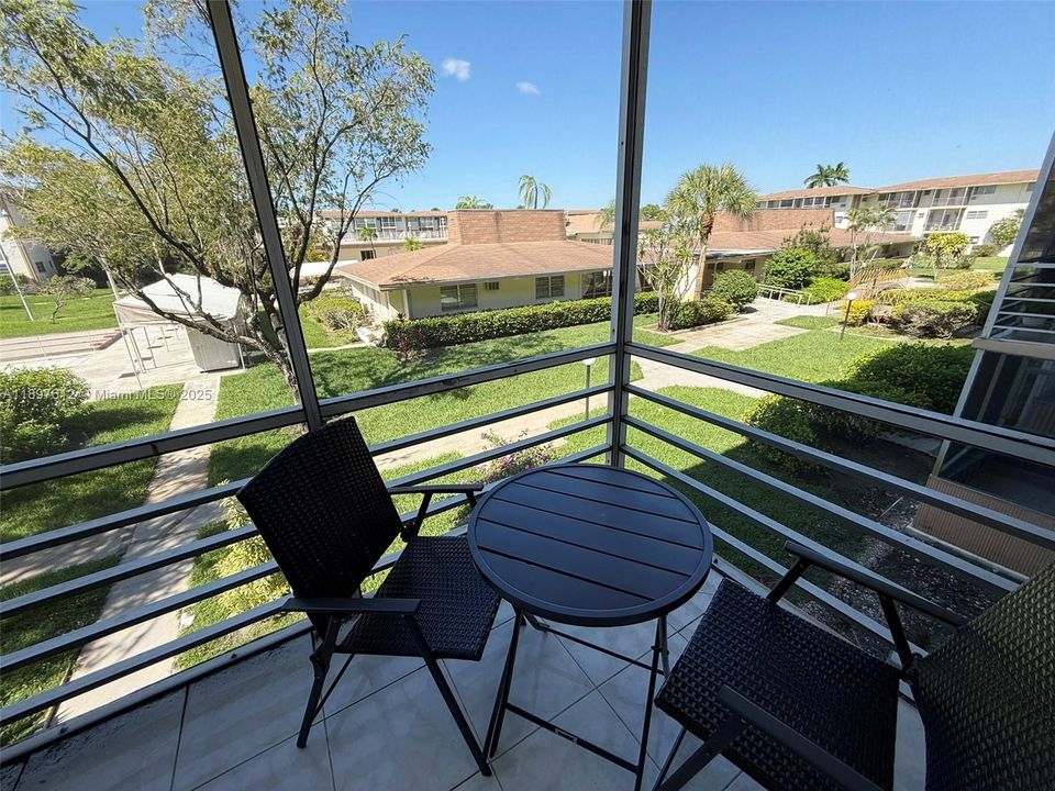 For Sale: $79,500 (1 beds, 1 baths, 688 Square Feet)