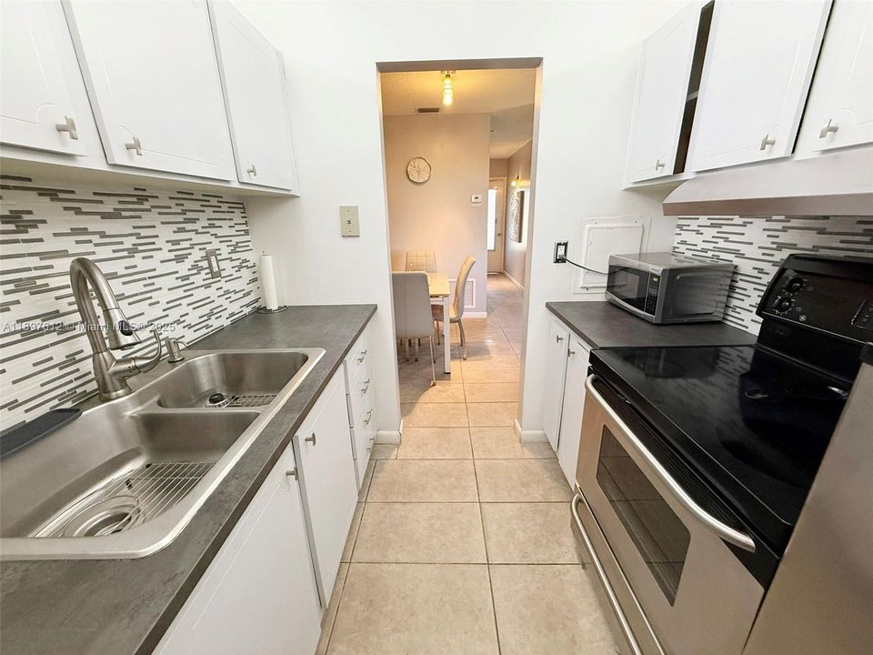 For Sale: $79,500 (1 beds, 1 baths, 688 Square Feet)