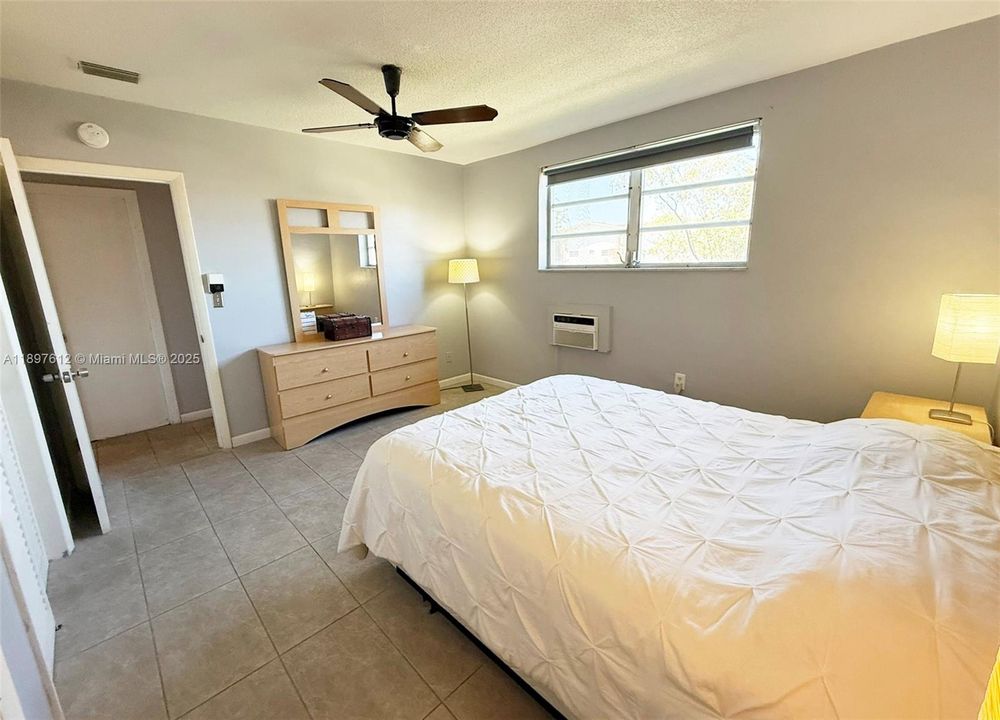 For Sale: $79,500 (1 beds, 1 baths, 688 Square Feet)