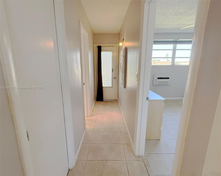 For Sale: $79,500 (1 beds, 1 baths, 688 Square Feet)