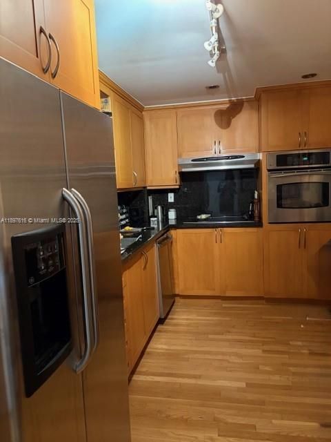 For Sale: $380,000 (1 beds, 1 baths, 880 Square Feet)