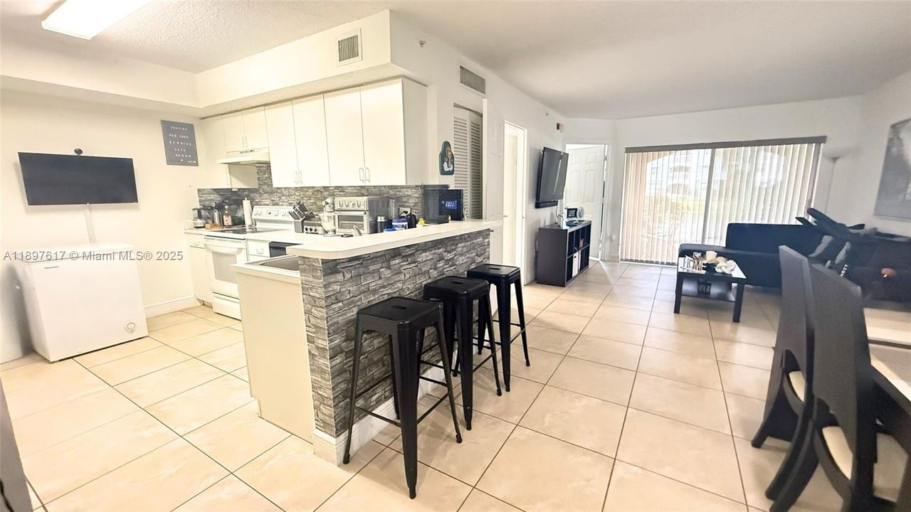 最近租的: $1,900 (1 贝兹, 1 浴室, 793 平方英尺)