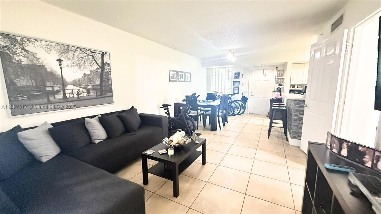 最近租的: $1,900 (1 贝兹, 1 浴室, 793 平方英尺)