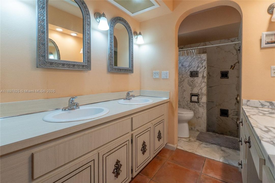 待售: $1,600,000 (4 贝兹, 3 浴室, 3084 平方英尺)