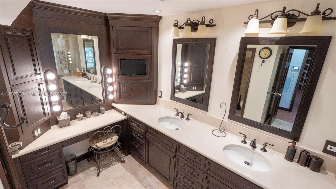 待售: $1,600,000 (4 贝兹, 3 浴室, 3084 平方英尺)