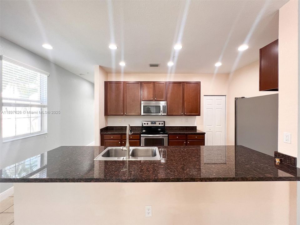 Recently Sold: $444,900 (3 beds, 3 baths, 1817 Square Feet)