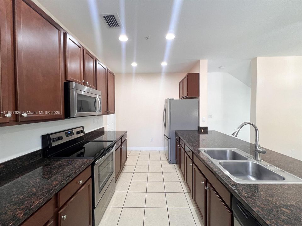 Recently Sold: $444,900 (3 beds, 3 baths, 1817 Square Feet)