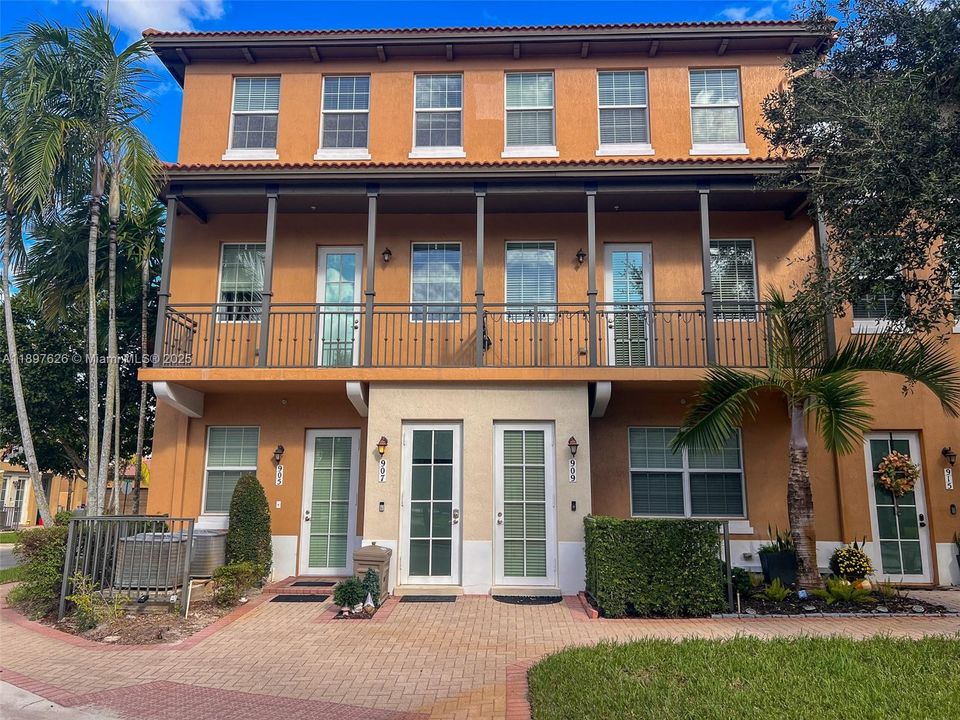 Recently Sold: $444,900 (3 beds, 3 baths, 1817 Square Feet)