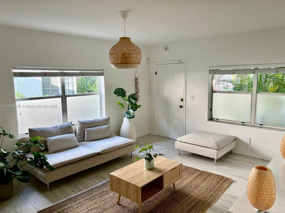 For Sale: $310,000 (1 beds, 1 baths, 740 Square Feet)