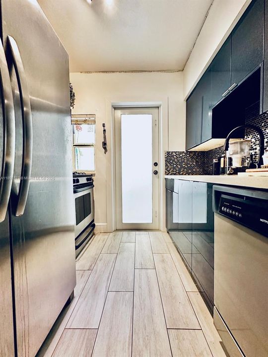 For Sale: $310,000 (1 beds, 1 baths, 740 Square Feet)