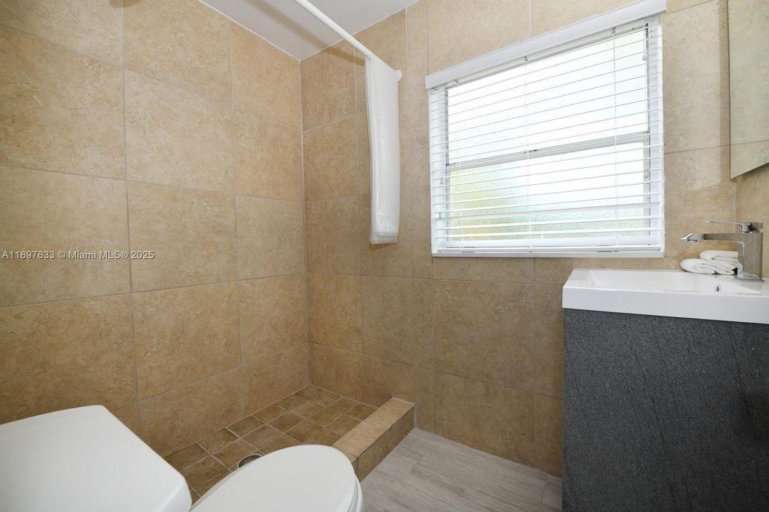 For Sale: $310,000 (1 beds, 1 baths, 740 Square Feet)