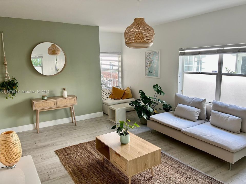 For Sale: $310,000 (1 beds, 1 baths, 740 Square Feet)