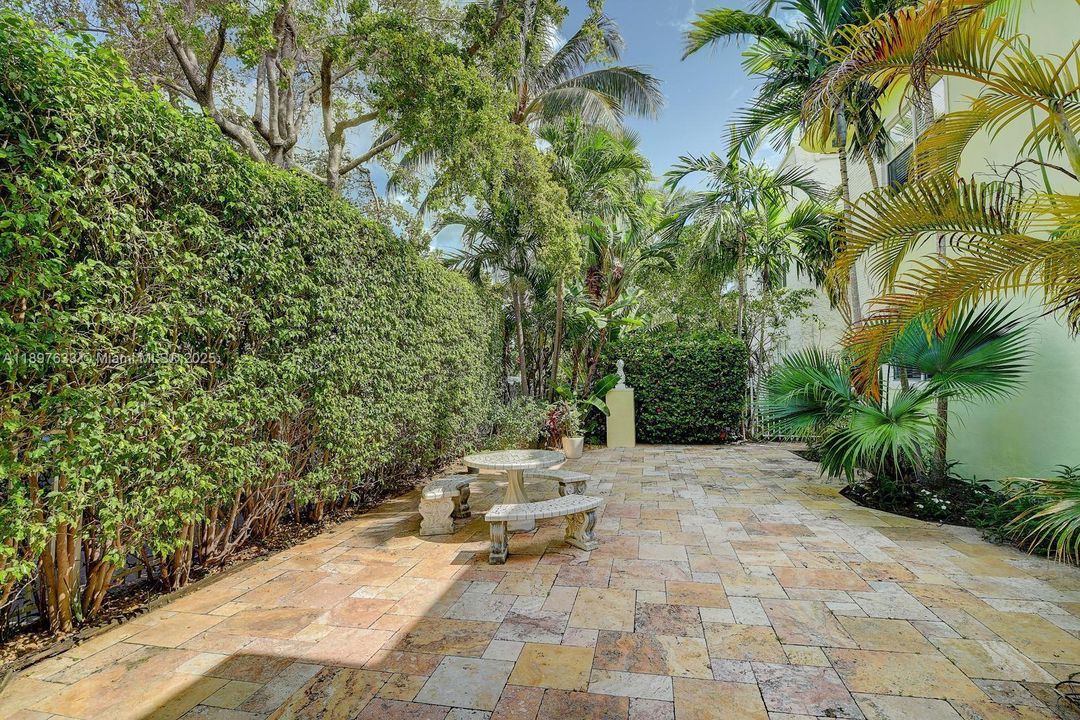 For Sale: $310,000 (1 beds, 1 baths, 740 Square Feet)