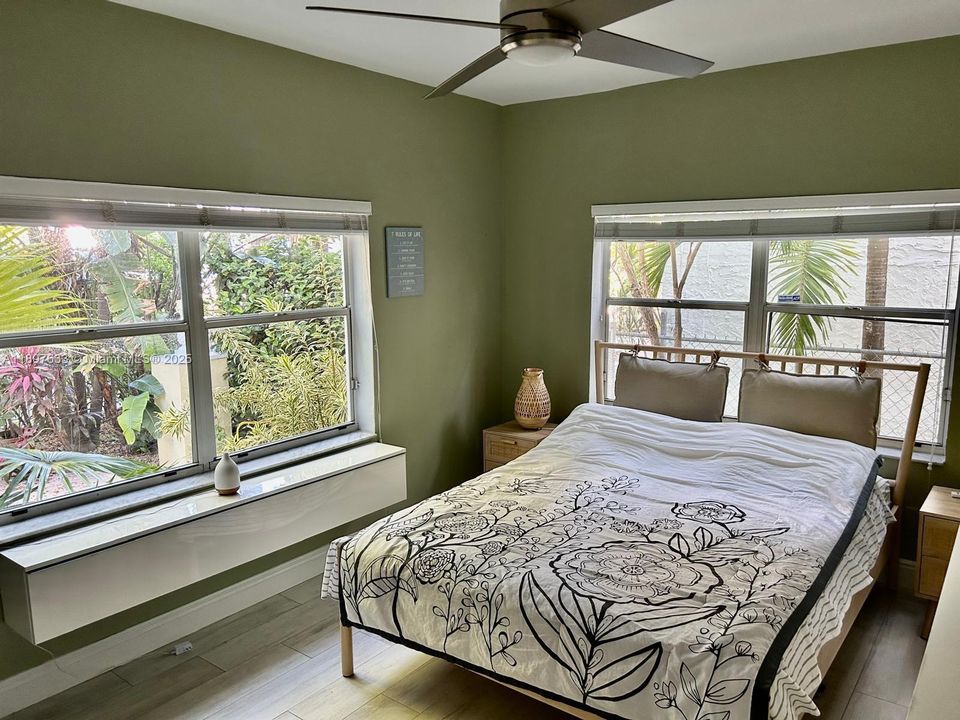 For Sale: $310,000 (1 beds, 1 baths, 740 Square Feet)