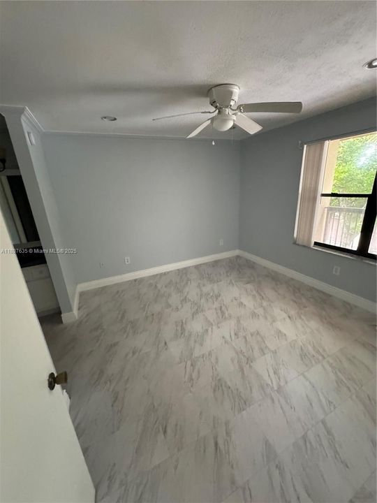 合同活跃: $169,000 (1 贝兹, 1 浴室, 600 平方英尺)