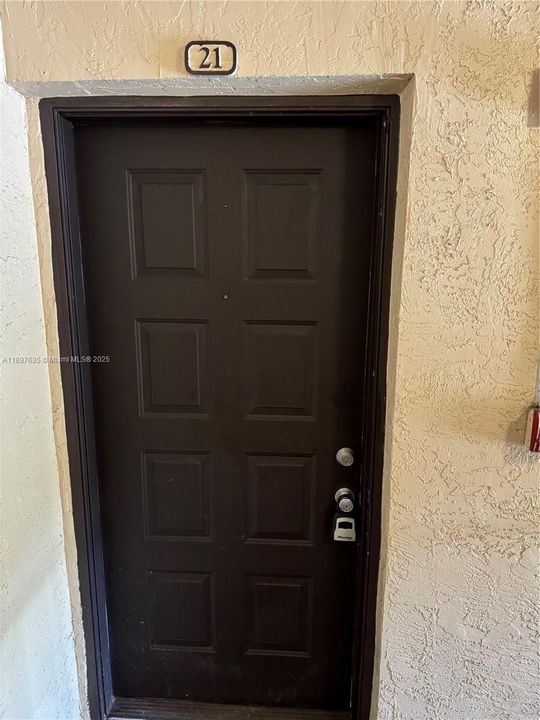 合同活跃: $169,000 (1 贝兹, 1 浴室, 600 平方英尺)