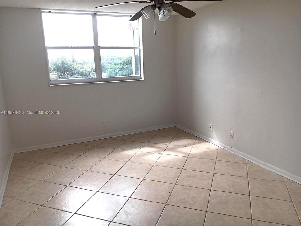 Recently Sold: $120,000 (1 beds, 1 baths, 880 Square Feet)