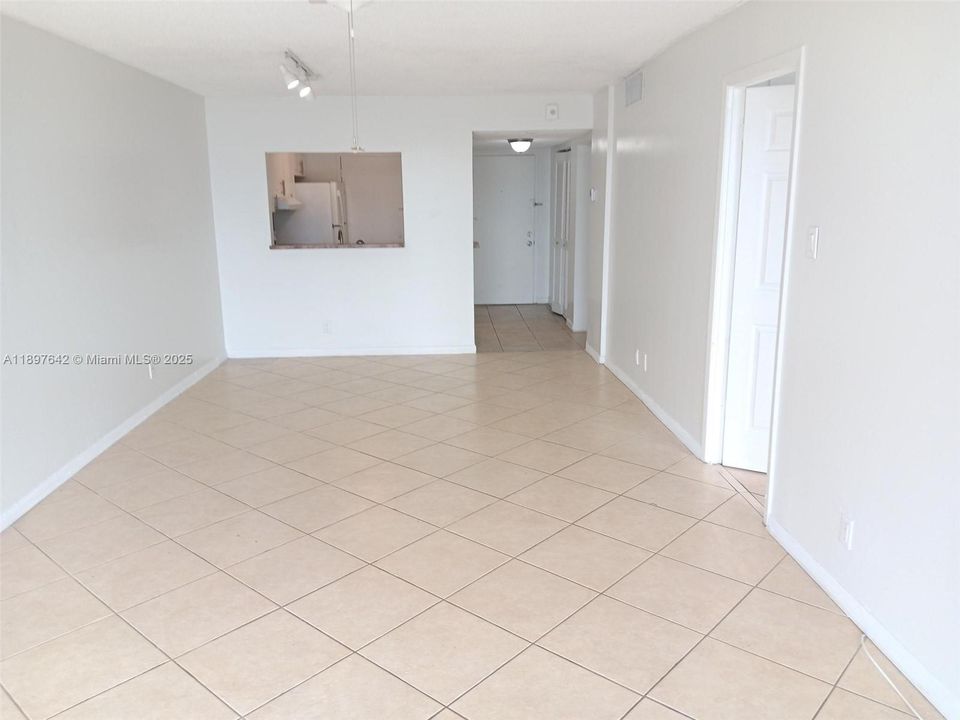 Recently Sold: $120,000 (1 beds, 1 baths, 880 Square Feet)