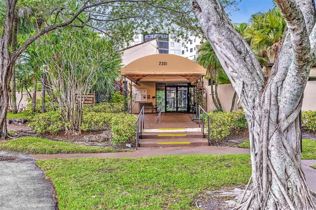 Active With Contract: $359,000 (2 beds, 2 baths, 1222 Square Feet)