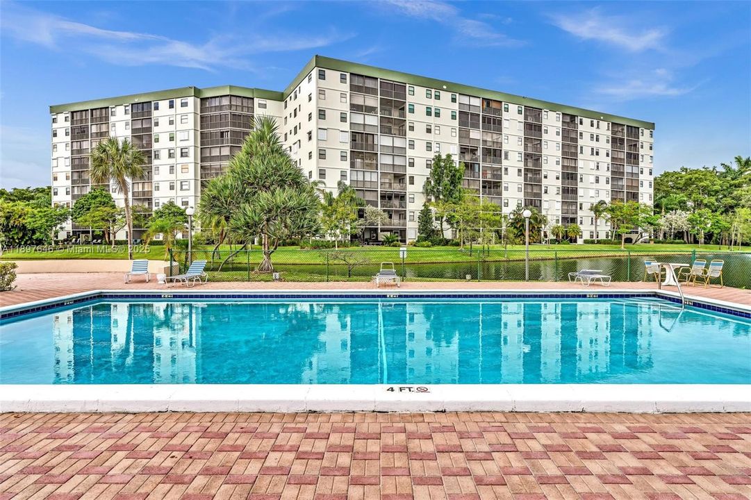 Active With Contract: $359,000 (2 beds, 2 baths, 1222 Square Feet)