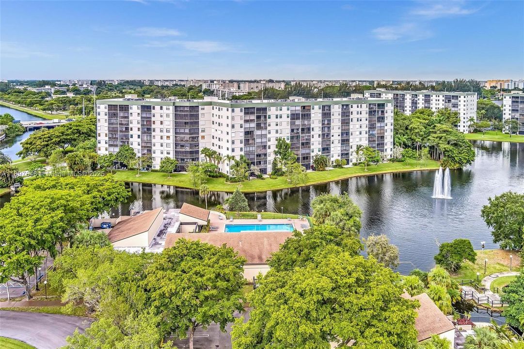 Active With Contract: $359,000 (2 beds, 2 baths, 1222 Square Feet)