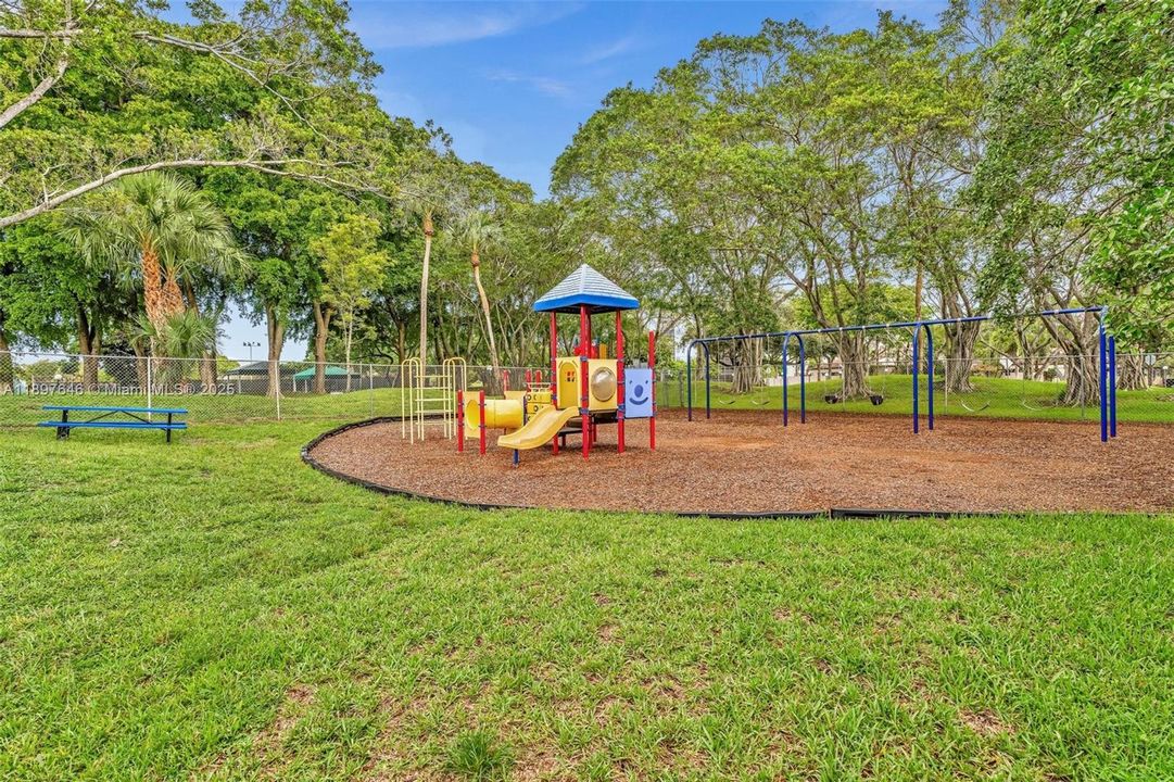 Active With Contract: $359,000 (2 beds, 2 baths, 1222 Square Feet)