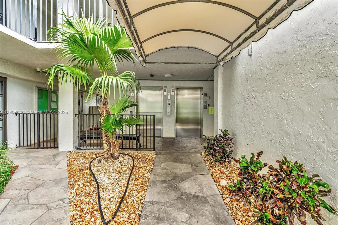 Active With Contract: $359,000 (2 beds, 2 baths, 1222 Square Feet)