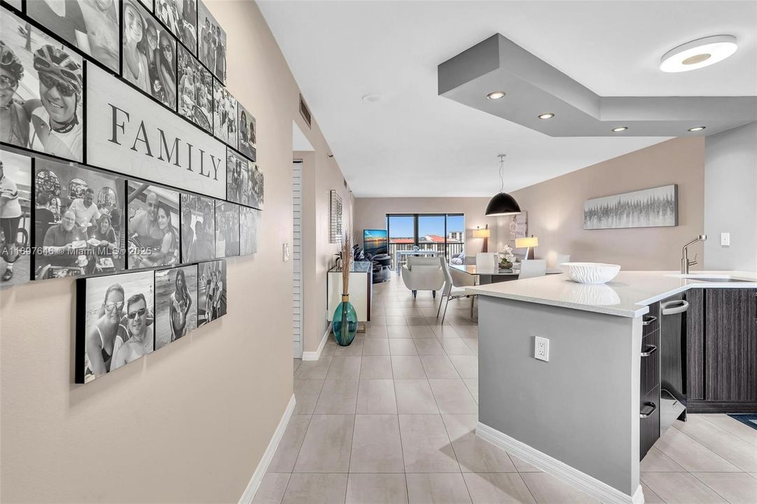 Active With Contract: $359,000 (2 beds, 2 baths, 1222 Square Feet)