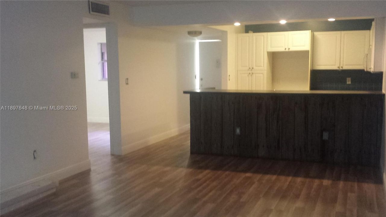 For Sale: $165,000 (2 beds, 1 baths, 860 Square Feet)