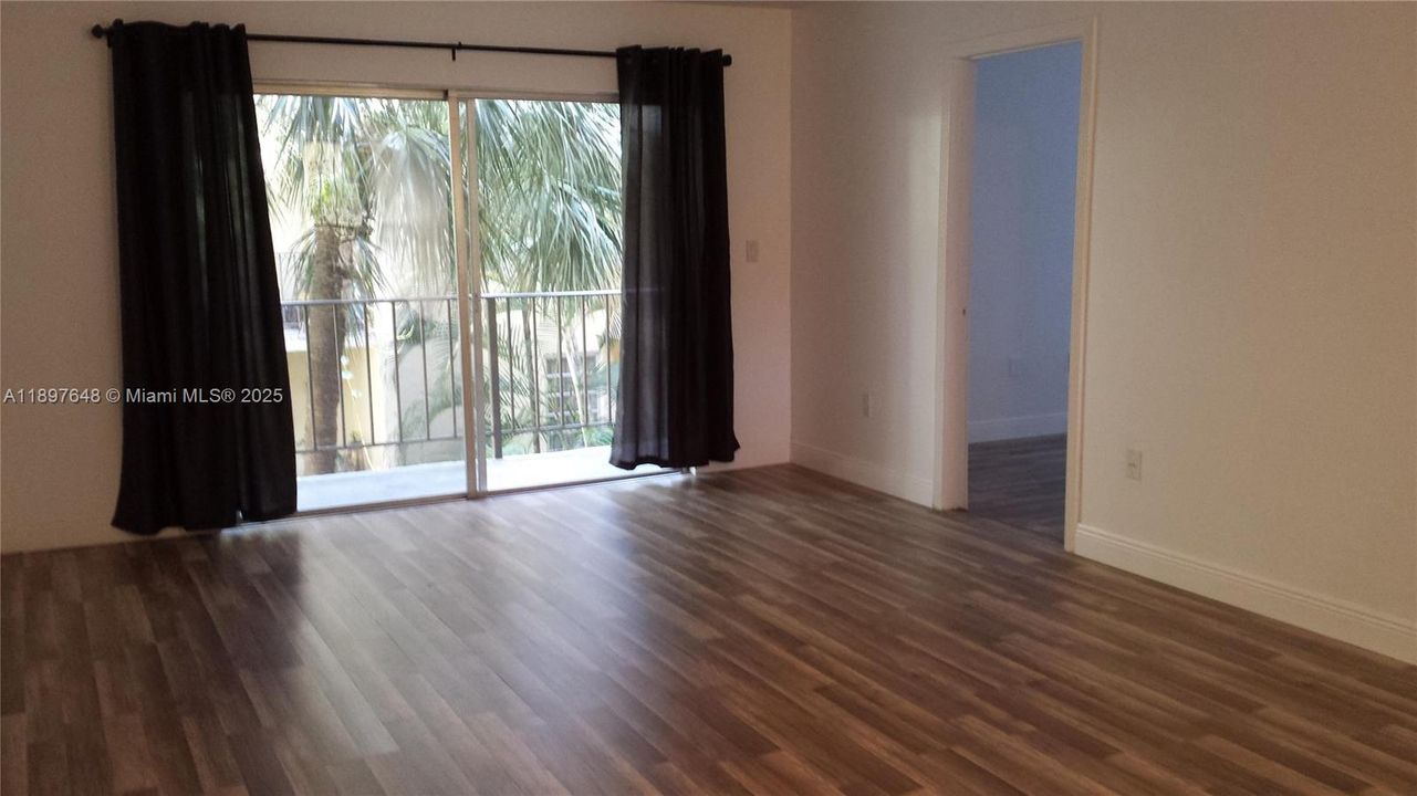 For Sale: $165,000 (2 beds, 1 baths, 860 Square Feet)