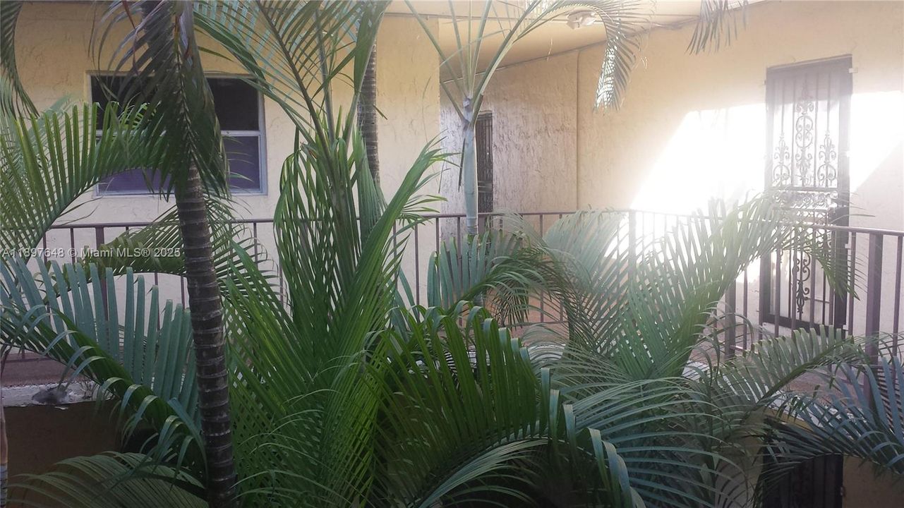 For Sale: $165,000 (2 beds, 1 baths, 860 Square Feet)