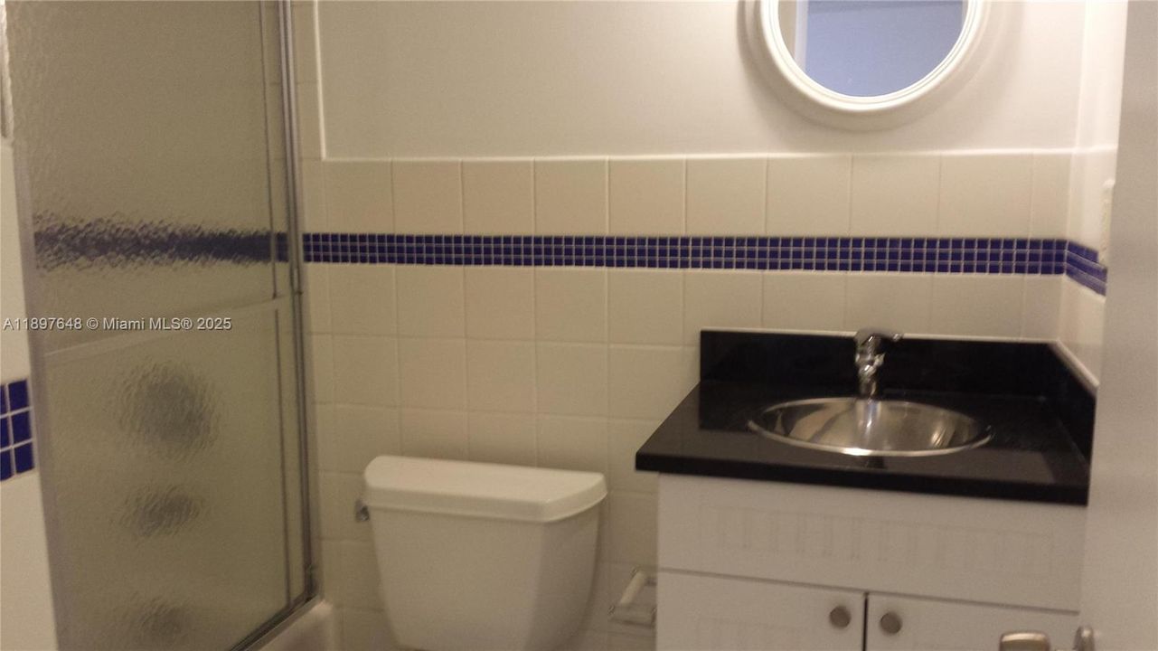 For Sale: $165,000 (2 beds, 1 baths, 860 Square Feet)