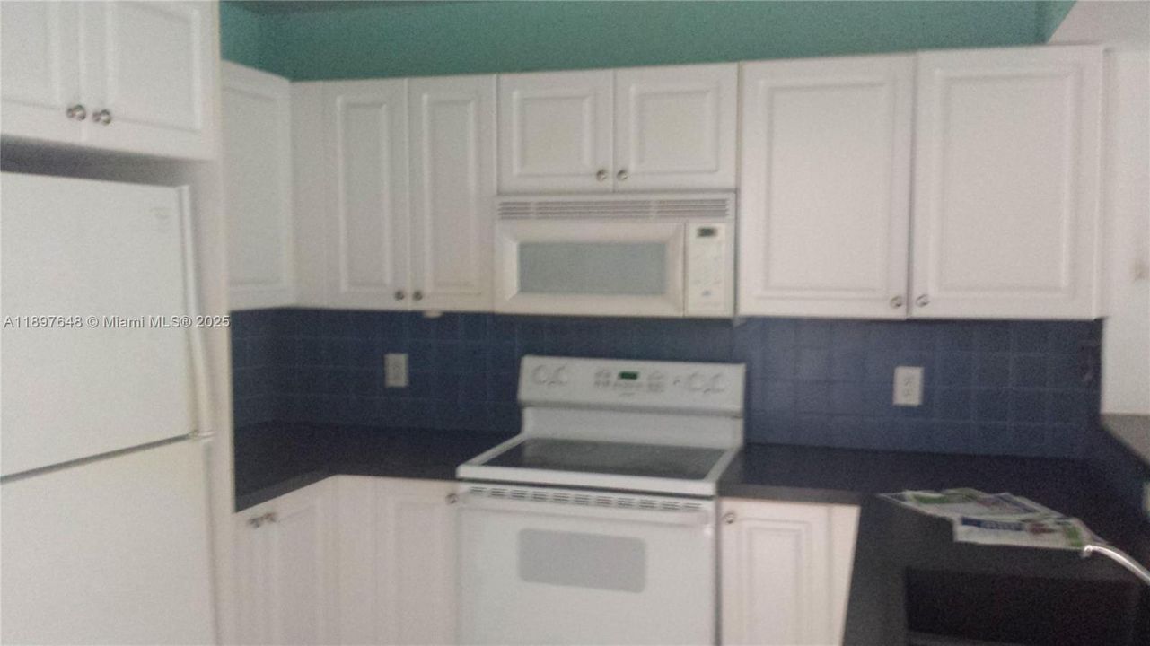For Sale: $165,000 (2 beds, 1 baths, 860 Square Feet)