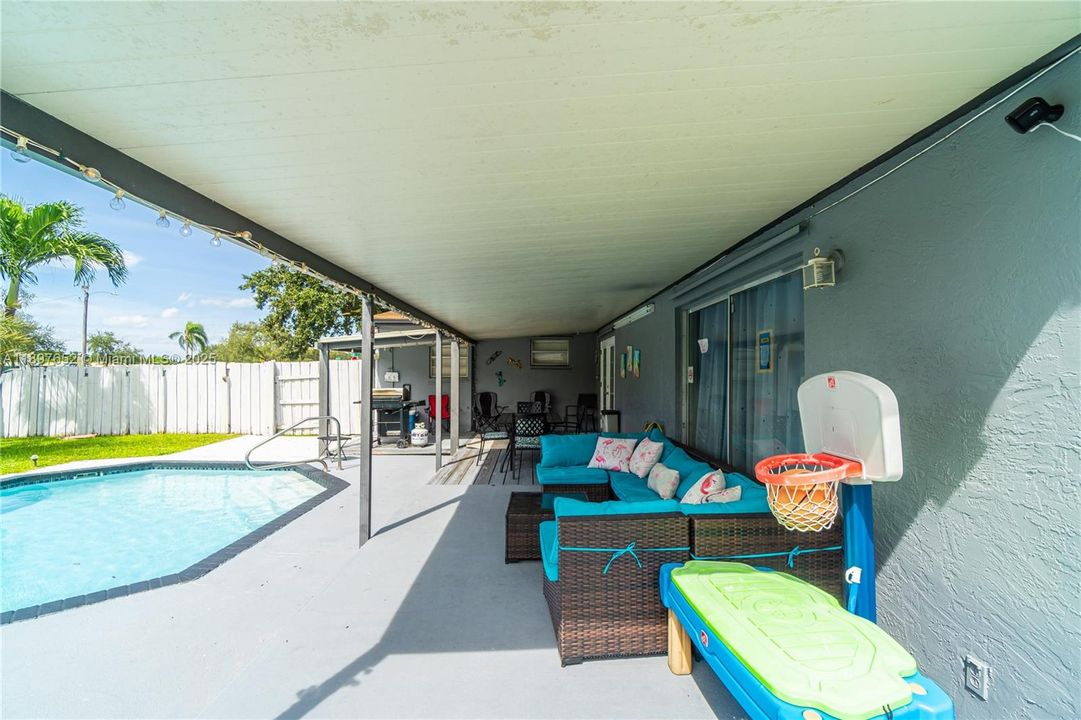 For Sale: $710,000 (4 beds, 3 baths, 1804 Square Feet)