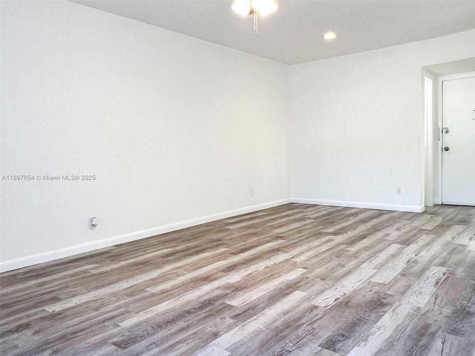 For Rent: $1,400 (1 beds, 1 baths, 600 Square Feet)