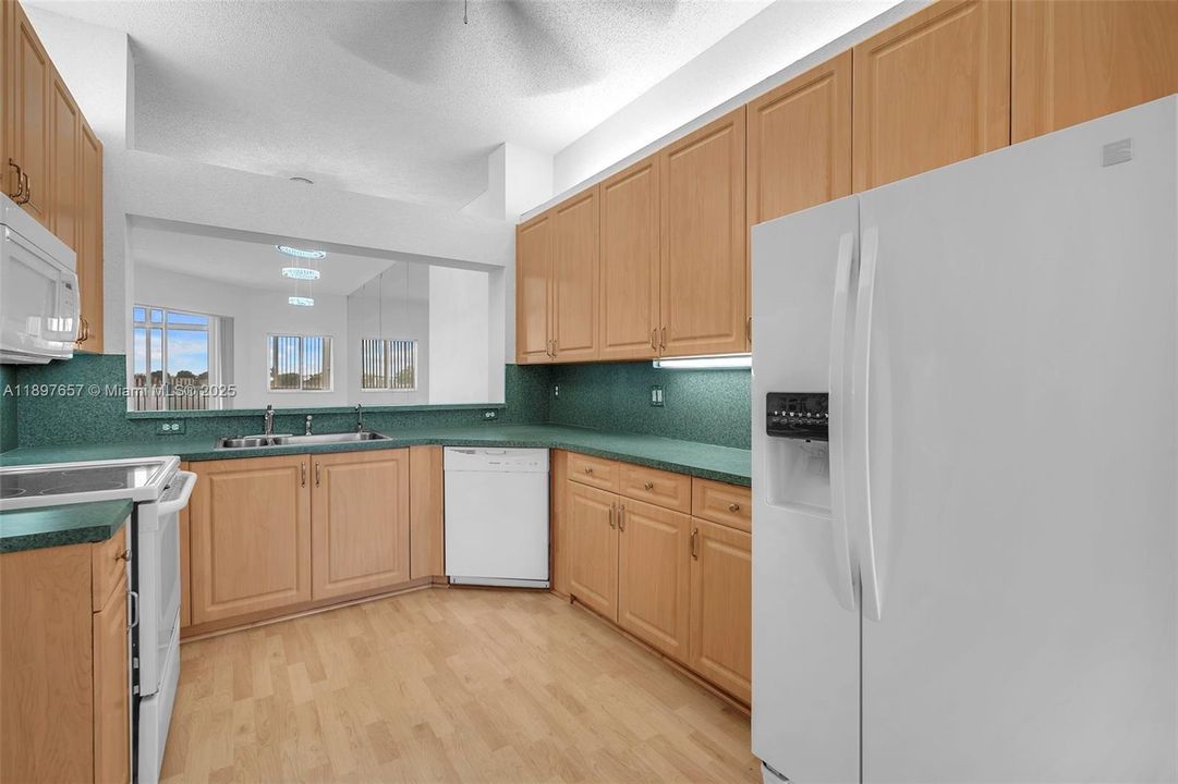 For Sale: $239,900 (2 beds, 2 baths, 1500 Square Feet)