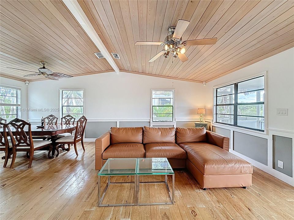 En Venta: $590,000 (2 camas, 2 baños, 1056 Pies cuadrados)