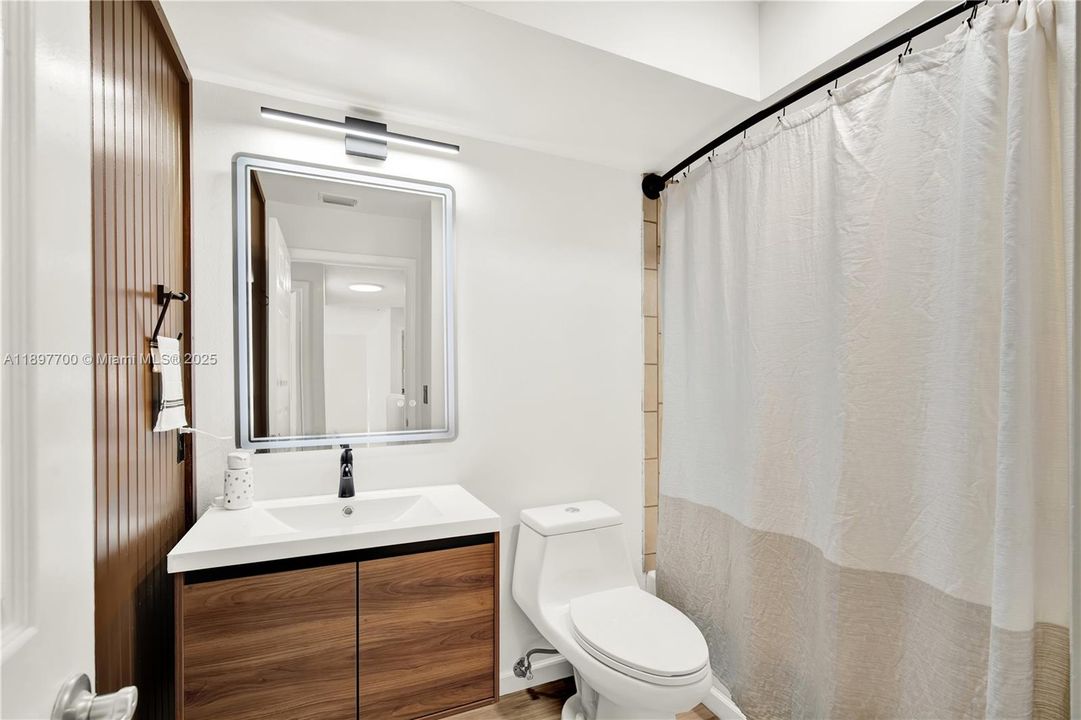 合同活跃: $625,000 (4 贝兹, 2 浴室, 1956 平方英尺)