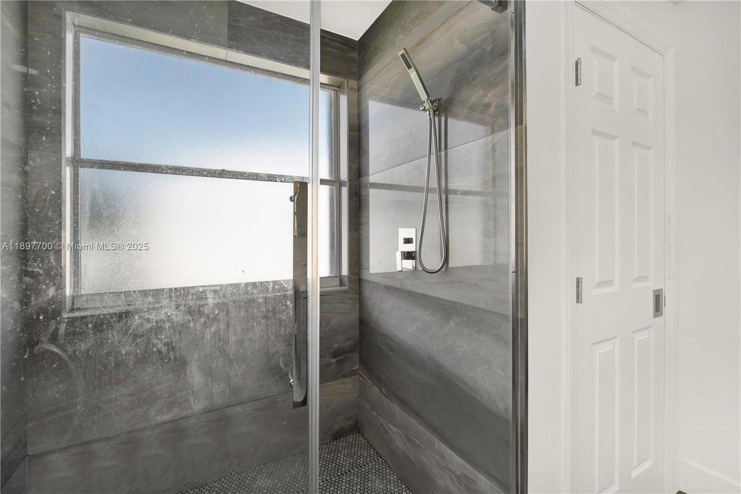 合同活跃: $625,000 (4 贝兹, 2 浴室, 1956 平方英尺)