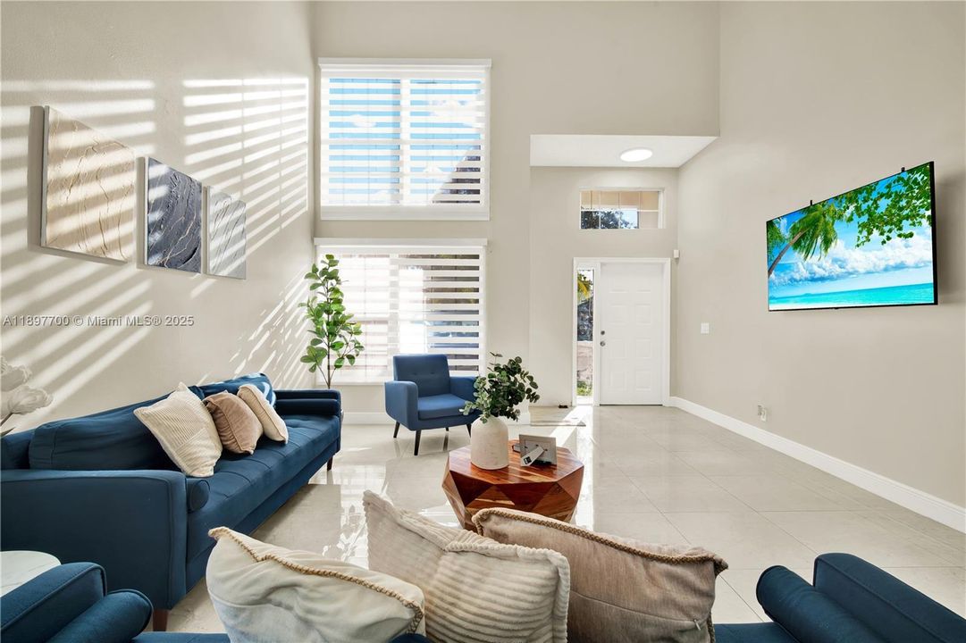 合同活跃: $625,000 (4 贝兹, 2 浴室, 1956 平方英尺)