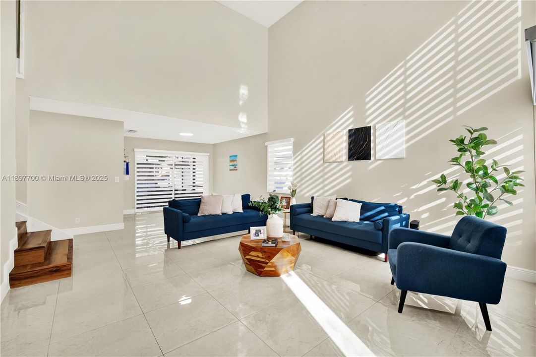 合同活跃: $625,000 (4 贝兹, 2 浴室, 1956 平方英尺)